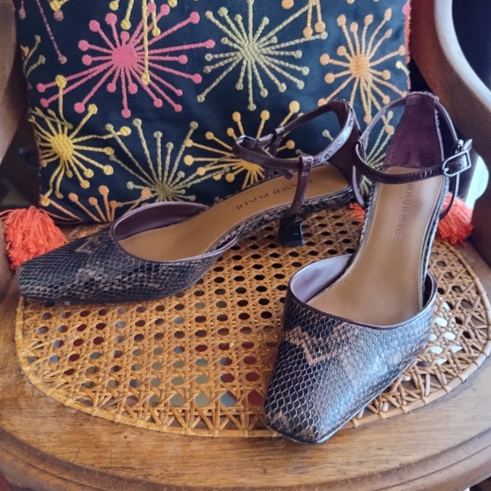 Donald Pliner Chad Snakeskin Embossed Pump 9.5M Cherry - EUC